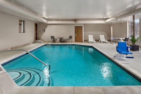 Indoor pool, sun loungers