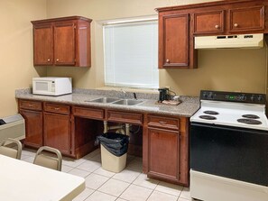 Suite, 1 cama de matrimonio grande con sofá cama, no fumadores (Efficiency, Upgrade) | Cocina privada | Frigorífico pequeño, microondas y cafetera o tetera