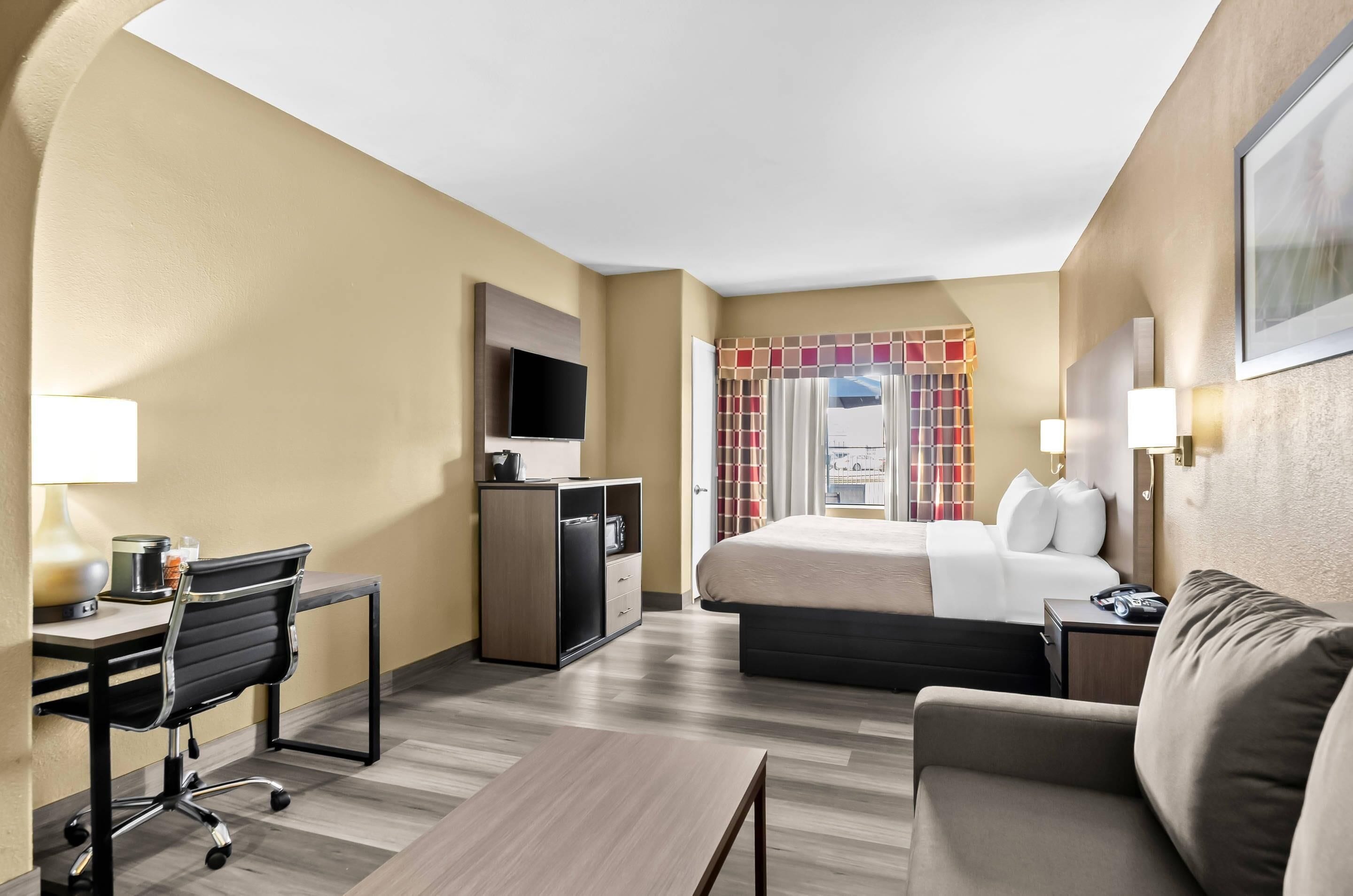 Escritorio, espacio para trabajar con laptop y cortinas blackout 