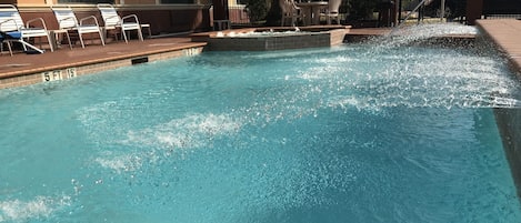 Bañera de hidromasaje al aire libre