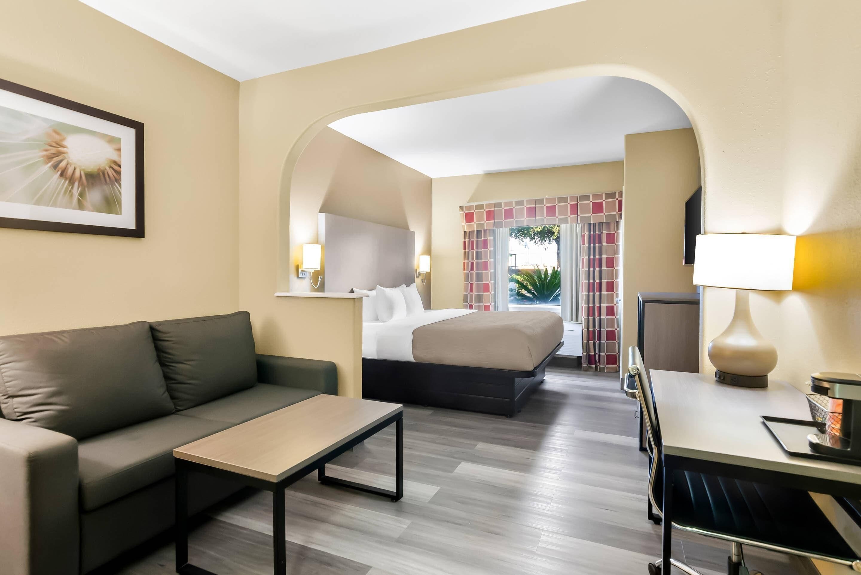 Suite, 1 cama King size y sofá cama, para no fumadores | Escritorio, espacio para trabajar con laptop y cortinas blackout 