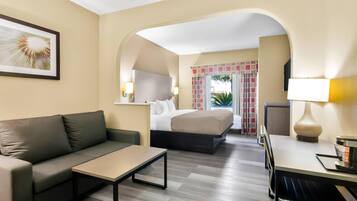 Suite, 1 cama King size y sofá cama, para no fumadores | Escritorio, espacio para trabajar con laptop y cortinas blackout