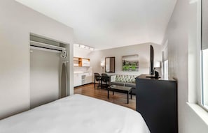 Ropa de cama de alta calidad, escritorio y cortinas blackout