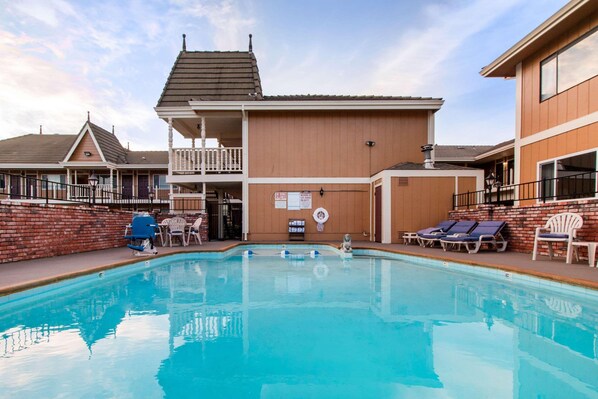 Seasonal outdoor pool, pool loungers