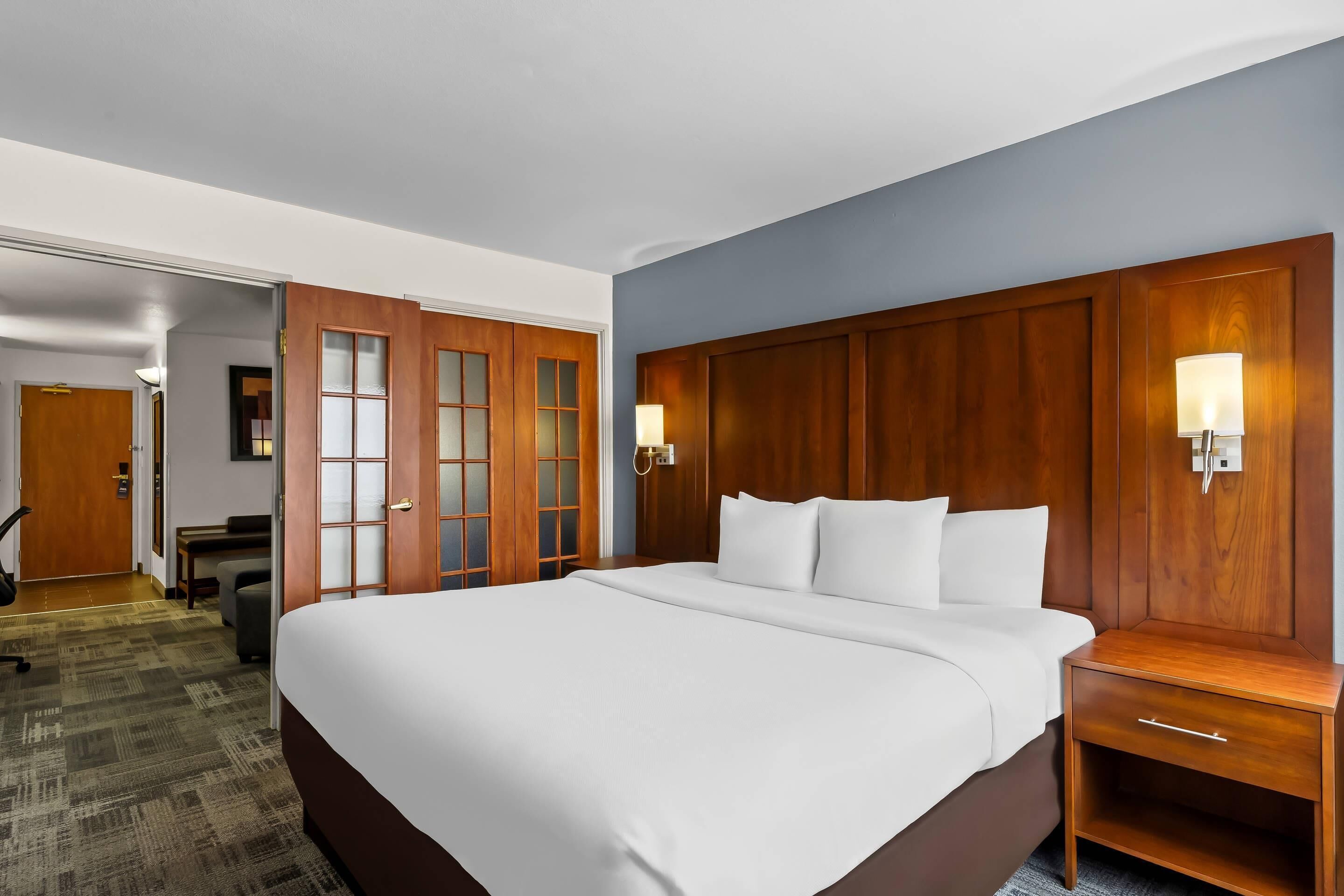 ห้องสวีท, เตียงคิงไซส์ 1 เตียง และโซฟาเบด, ปลอดบุหรี่ | 1 ห้องนอน, เครื่องนอนระดับพรีเมียม, เตียง Select Comfort