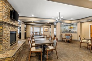 Café da manhã com buffet grátis todos os dias