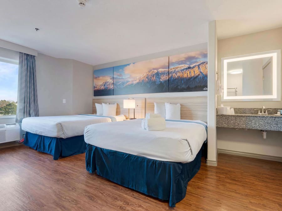 Quarto, 2 camas Queen, para não fumantes | Roupas de cama premium, edredons de pluma, camas com colchões pillow-top