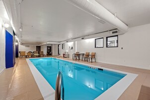 Una piscina cubierta