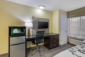 Standard Room, 1 King Bed, Non Smoking | Premium bedding, in-room safe, desk, laptop workspace