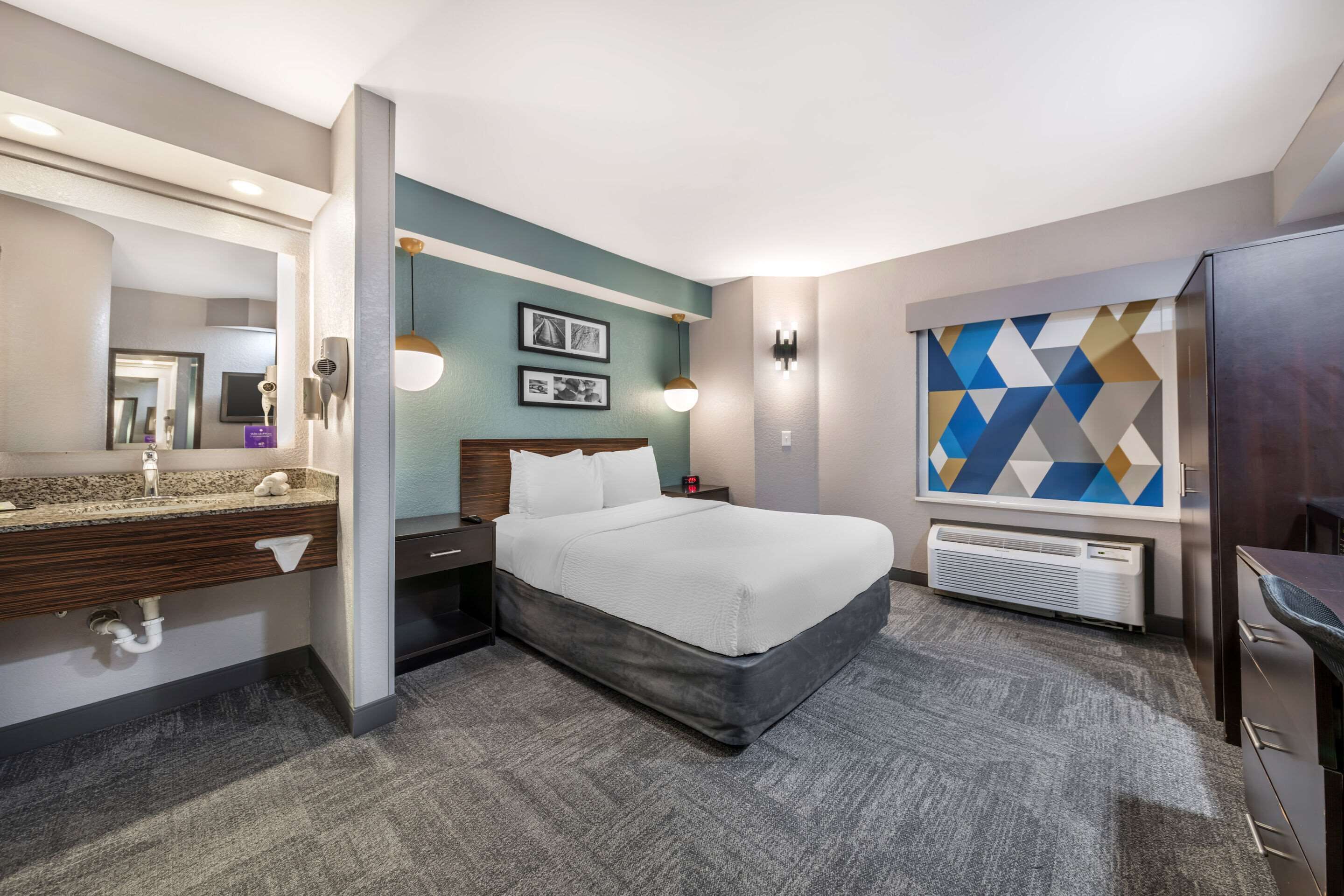 standard room, 1 queen bed, non smoking | in-room safe, desk, laptop workspace, iron/ironing board