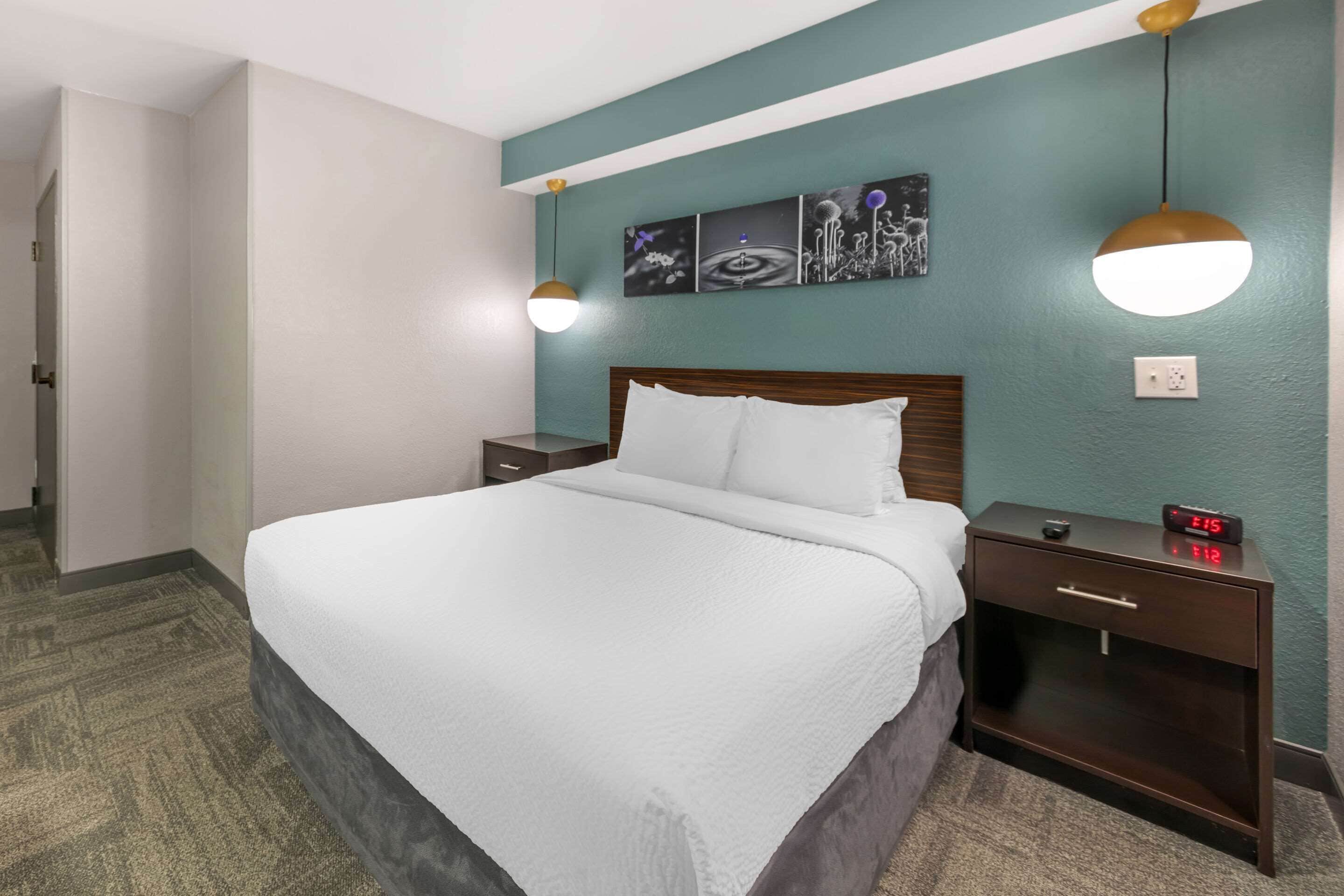Standard Room, 1 Queen Bed, Accessible, Non Smoking | In-room safe, desk, laptop workspace, iron/ironing board