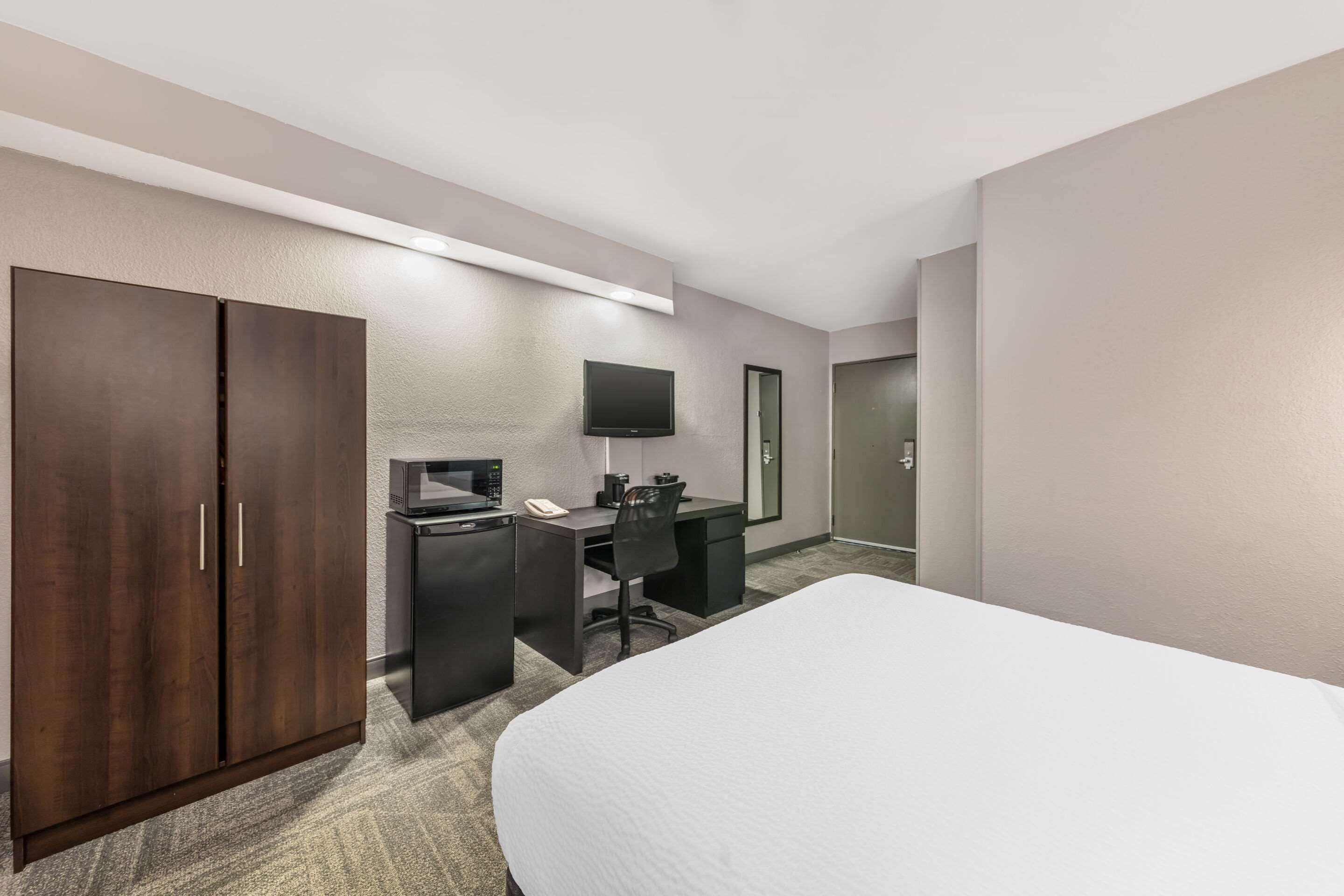 standard room, 1 queen bed, accessible, non smoking | in-room safe, desk, laptop workspace, iron/ironing board