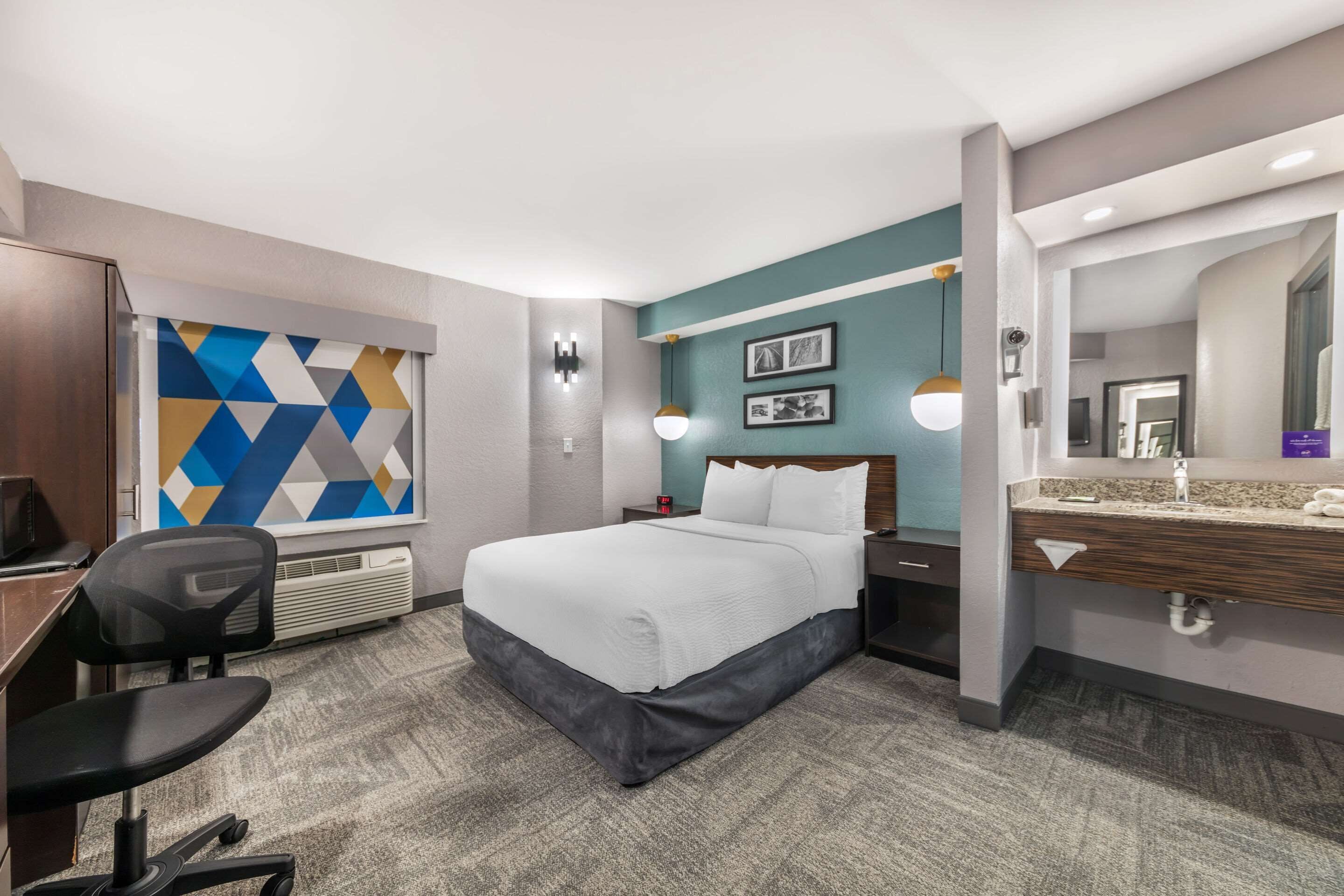 standard room, 1 queen bed, non smoking | in-room safe, desk, laptop workspace, iron/ironing board