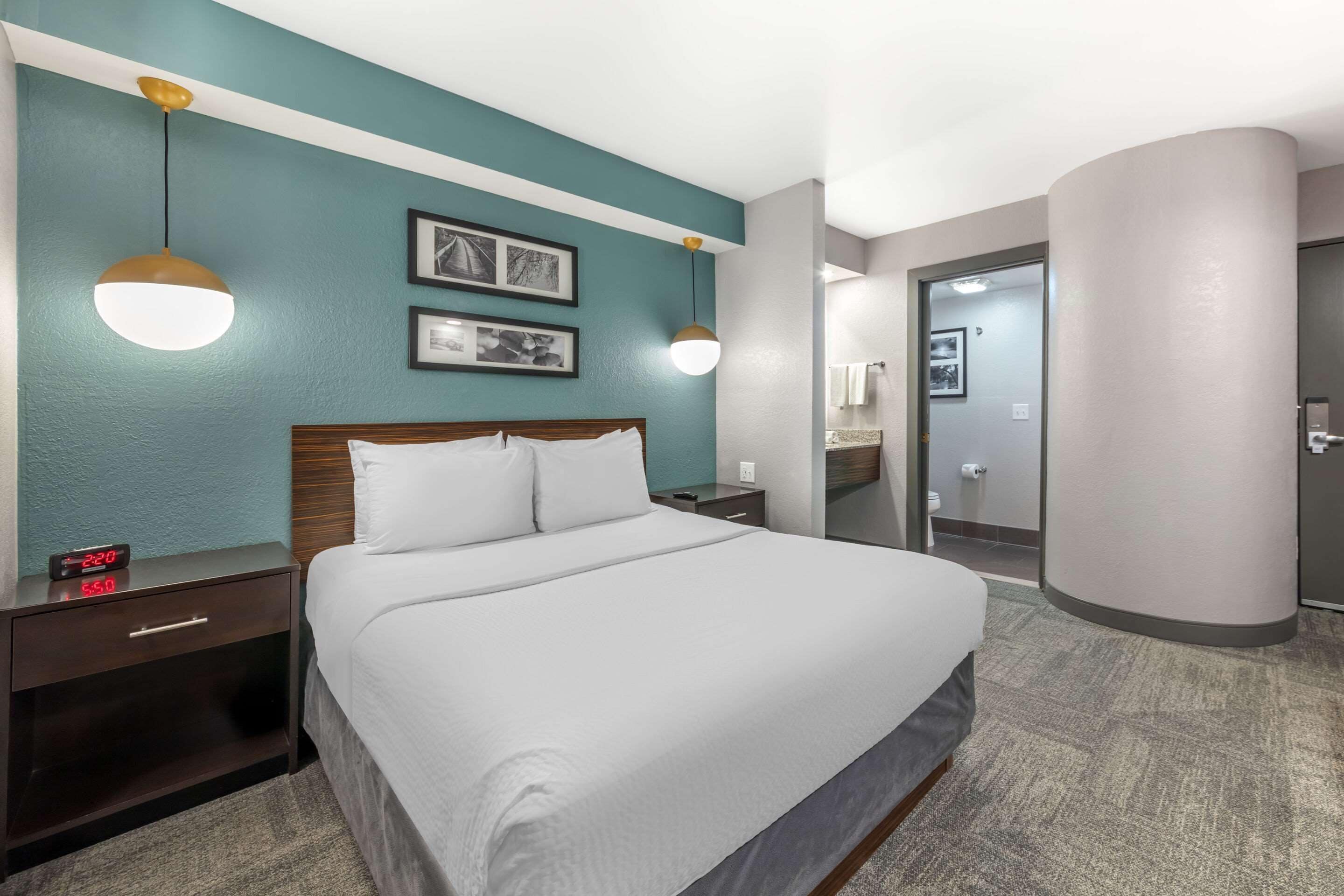 Standard Room, 1 Queen Bed, Non Smoking | In-room safe, desk, laptop workspace, iron/ironing board