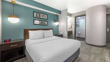 Standard Room, 1 Queen Bed, Non Smoking | In-room safe, desk, laptop workspace, iron/ironing board
