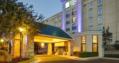 Holiday Inn Express & Suites Atlanta Buckhead by IHG