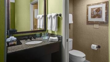 Articles de toilette (gratuits), séchoir à cheveux, serviettes fournies