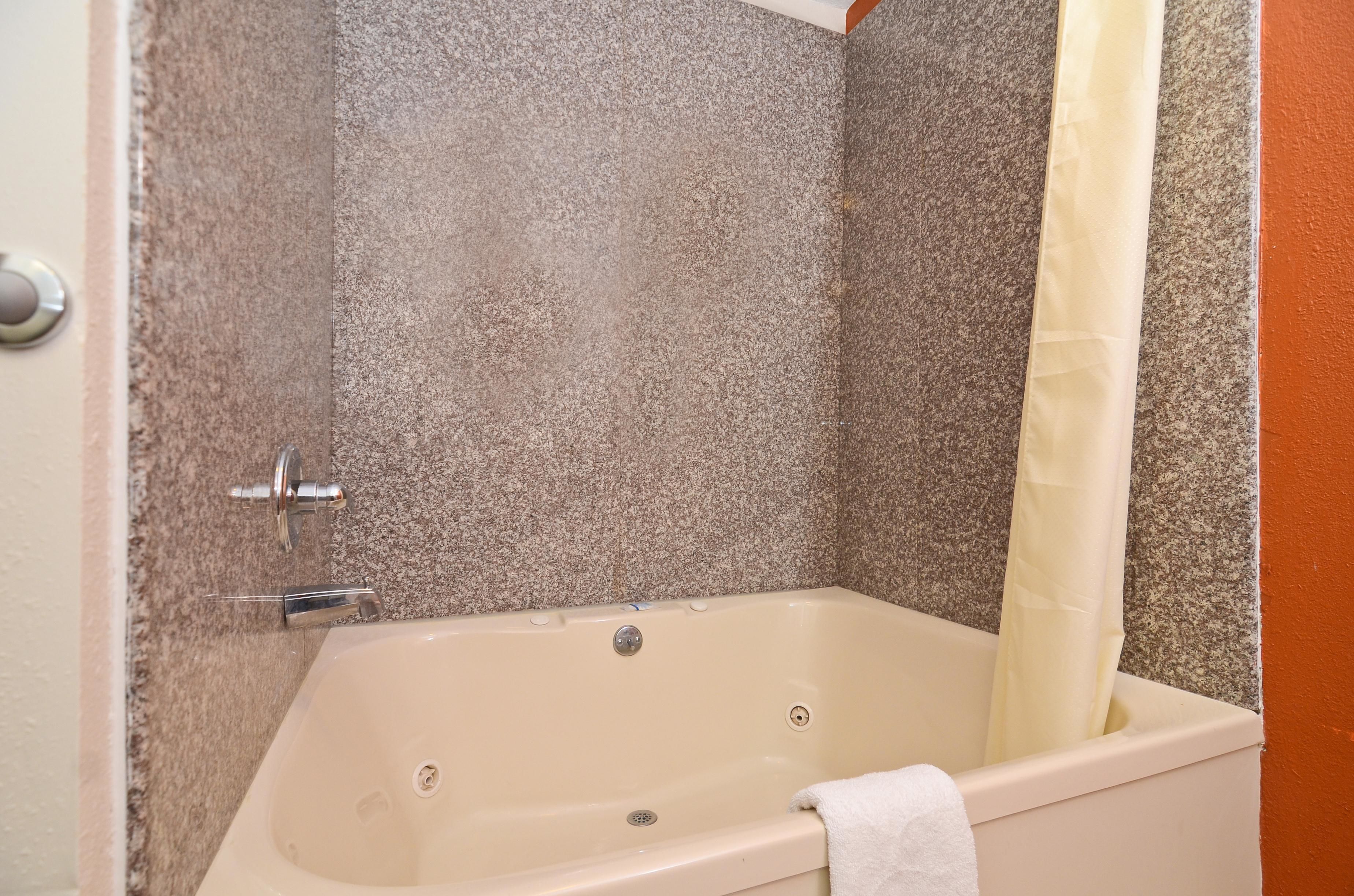 Chambre Standard, 1 très grand lit, non-fumeur, bain à remous | Baignoire à jets