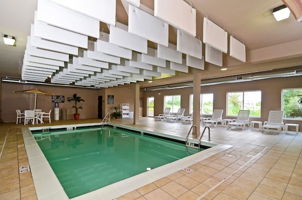 Indoor pool, sun loungers