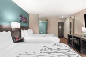 Habitación estándar, 2 camas dobles, no fumadores | 1 dormitorio, caja fuerte, escritorio y cortinas opacas