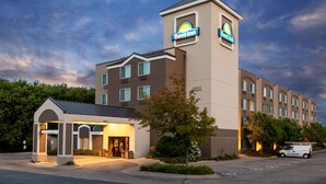 Days Inn -hotelli, jossa on moderni muotoilu. Hotellin tunnusomaisena piirteenä on sen korkea torni, jossa on hotellin logo, sekä hyvin valaistu sisäänkäynti ja pysäköintialue.