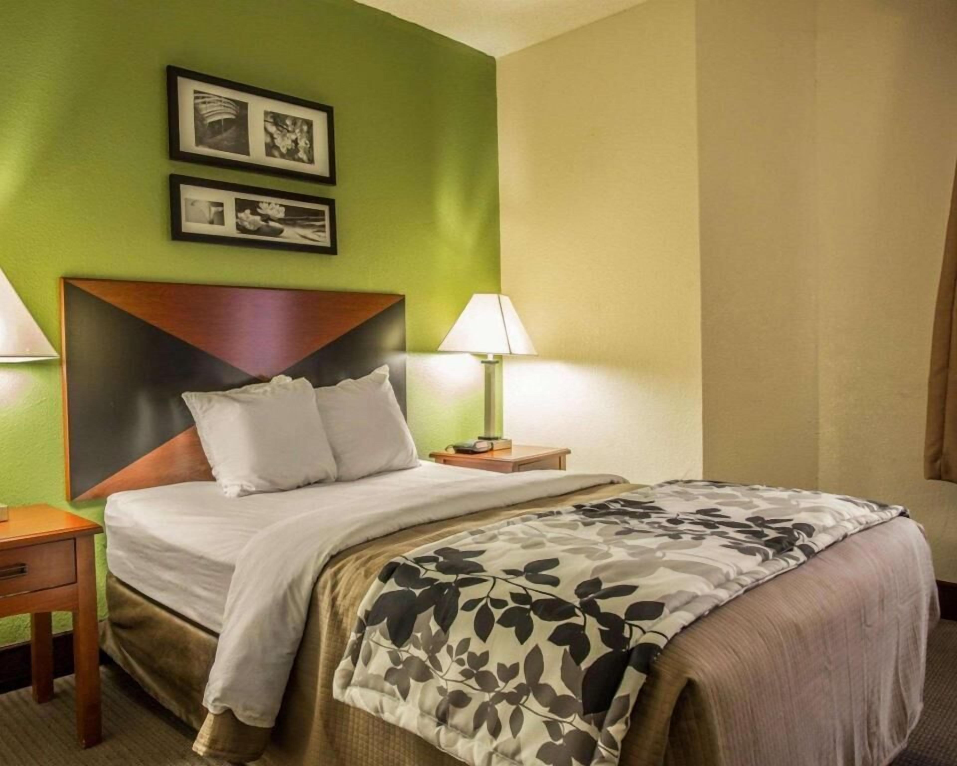 Escritorio, espacio para trabajar con laptop y cortinas blackout 