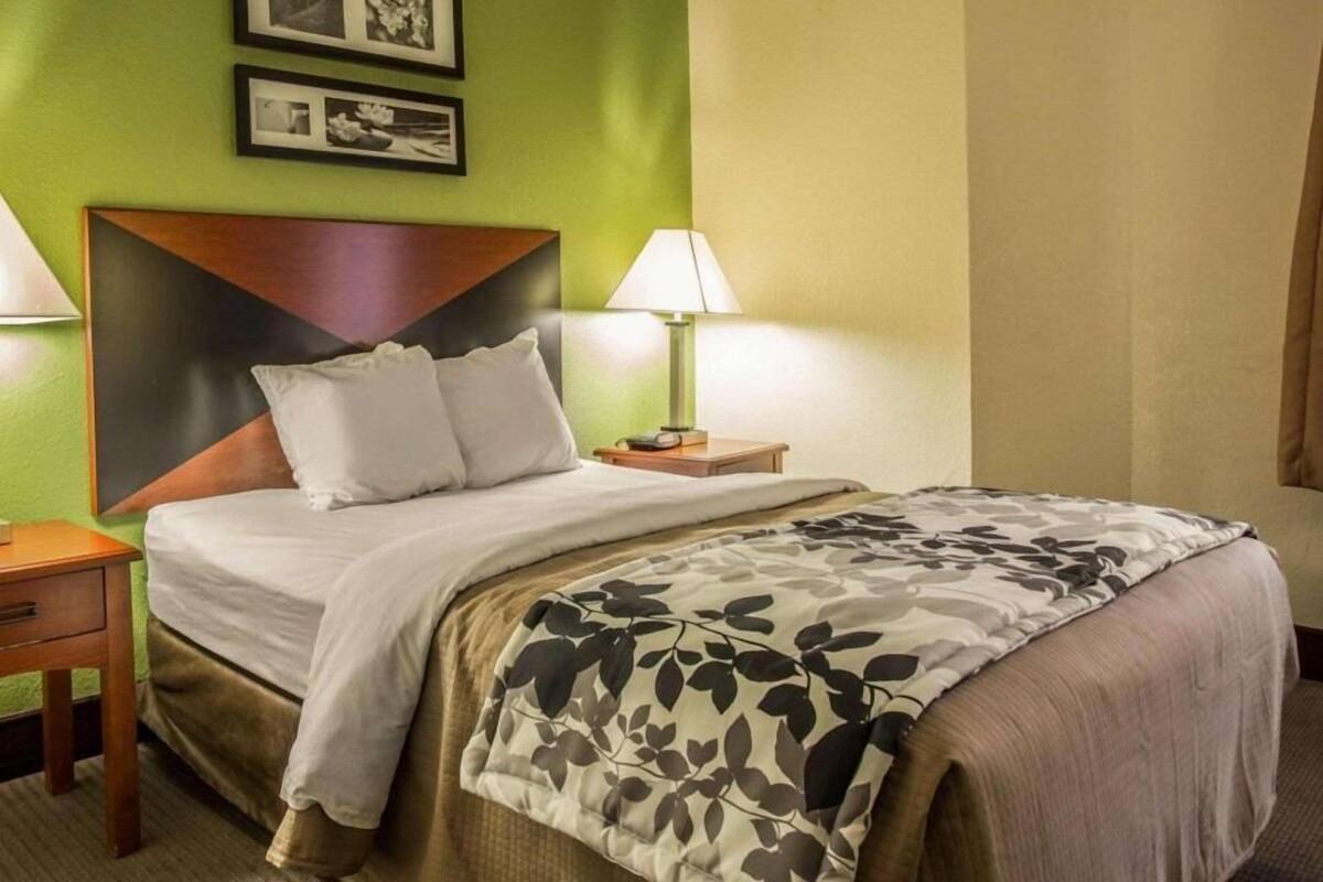 办公桌、笔记本电脑工作区、遮光窗帘、熨斗/熨衣板