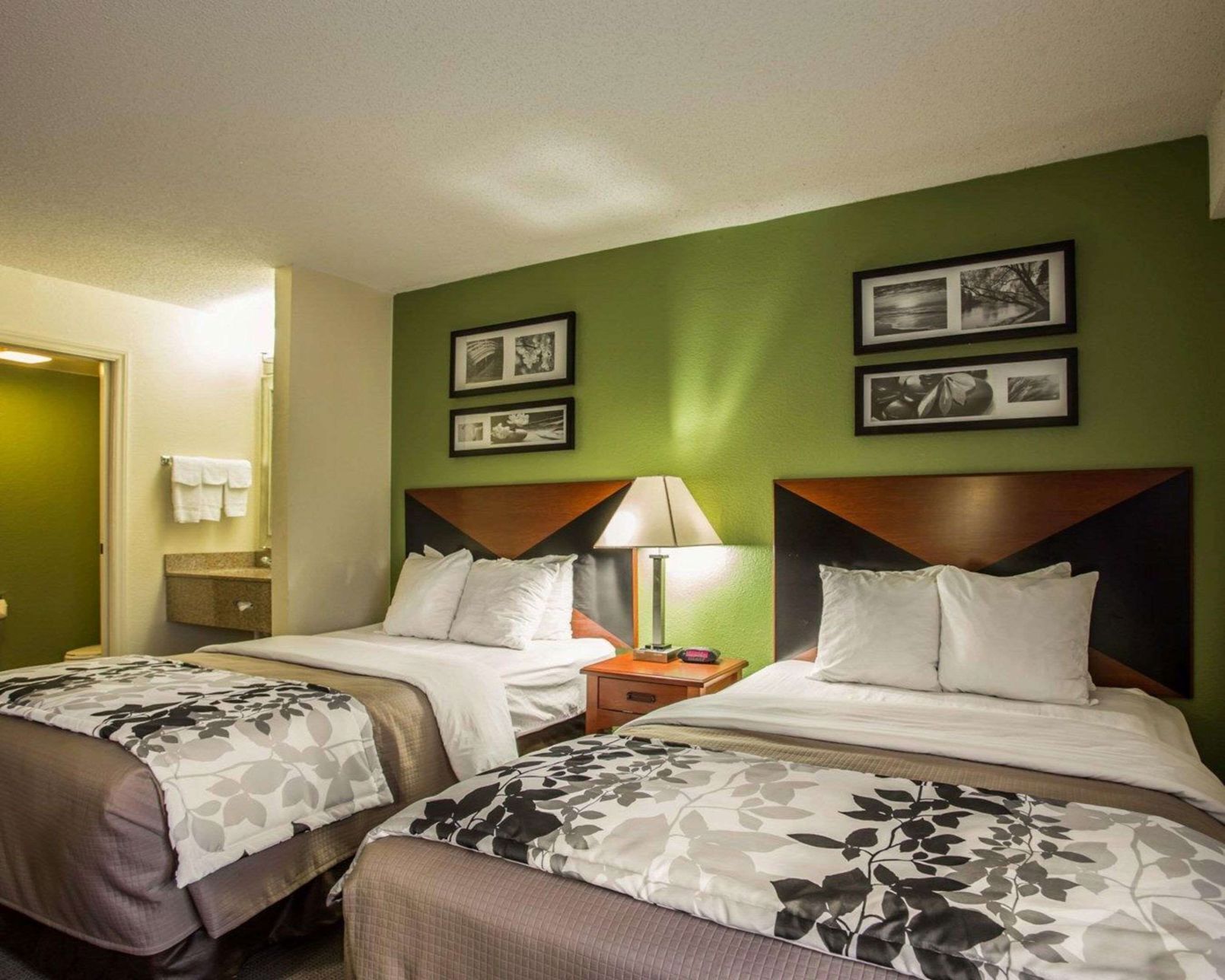 Escritorio, espacio para trabajar con laptop y cortinas blackout 