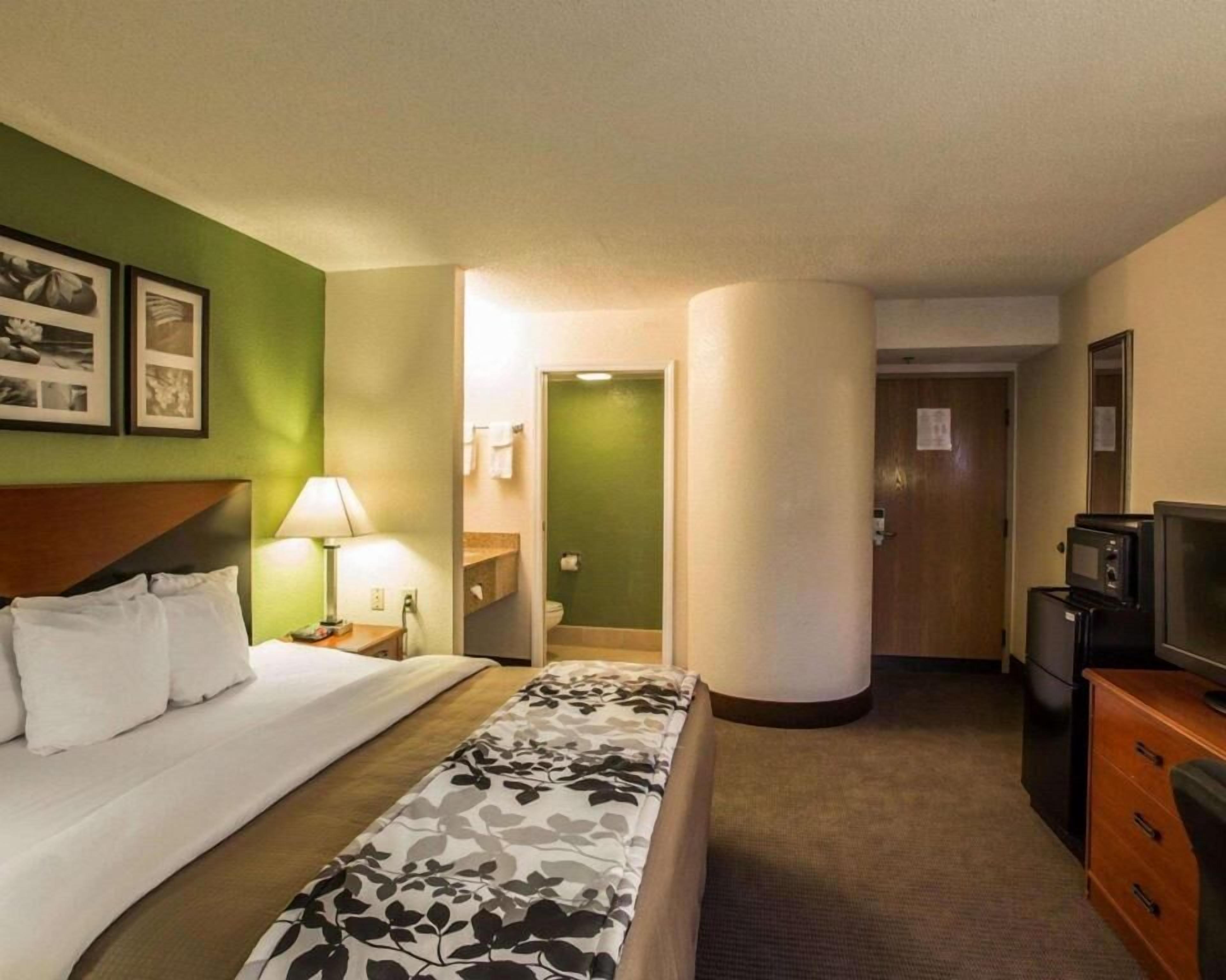 Escritorio, espacio para trabajar con laptop y cortinas blackout 