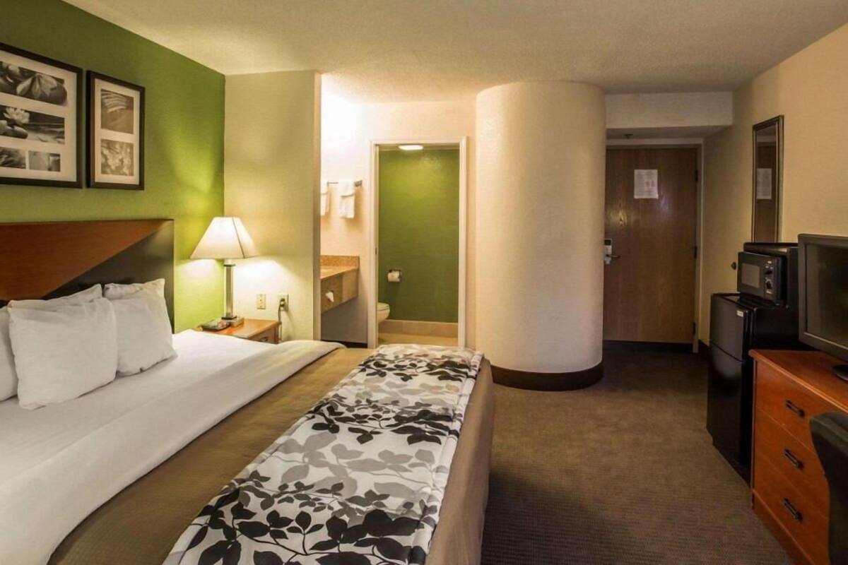 办公桌、笔记本电脑工作区、遮光窗帘、熨斗/熨衣板