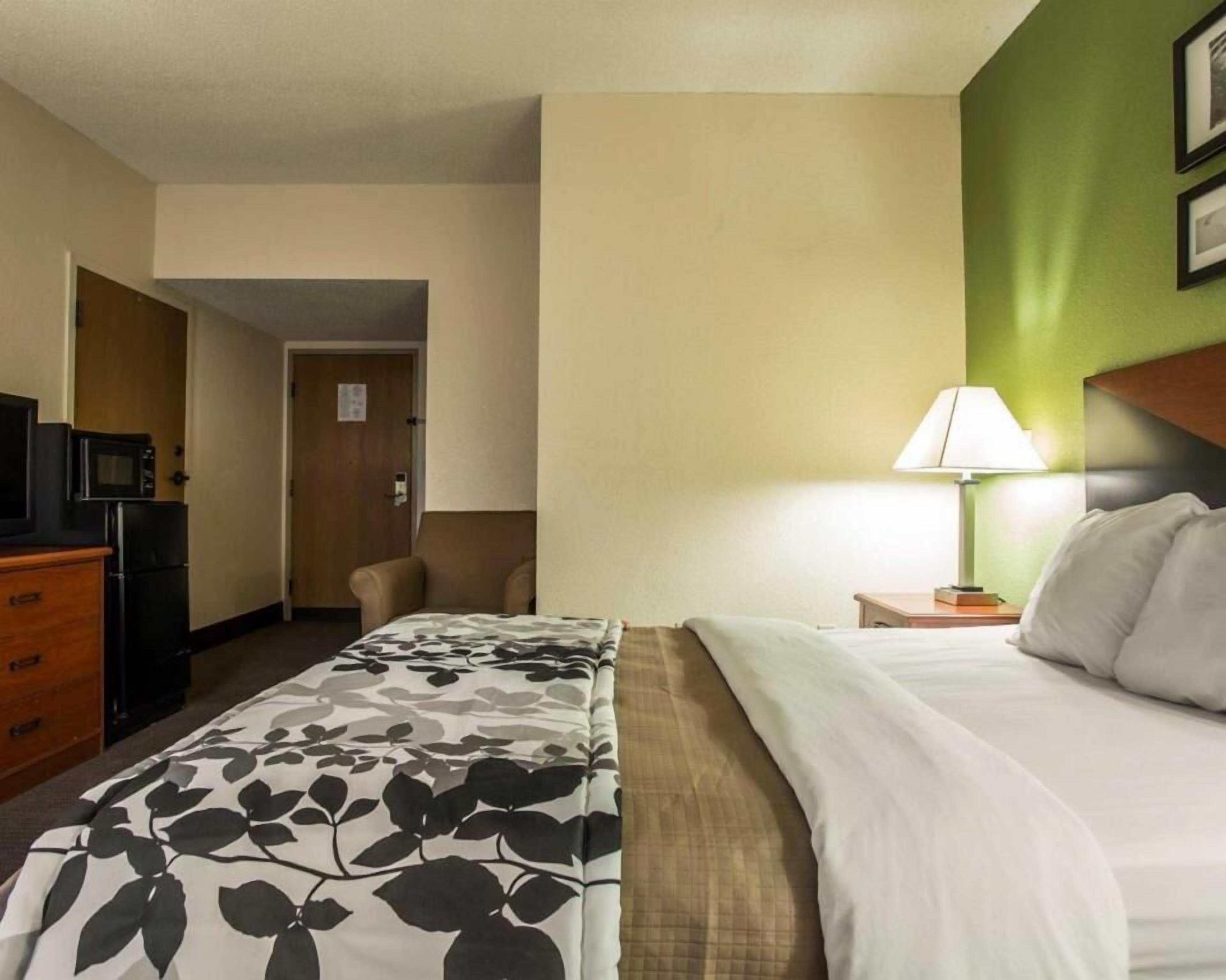 Escritorio, espacio para trabajar con laptop y cortinas blackout 