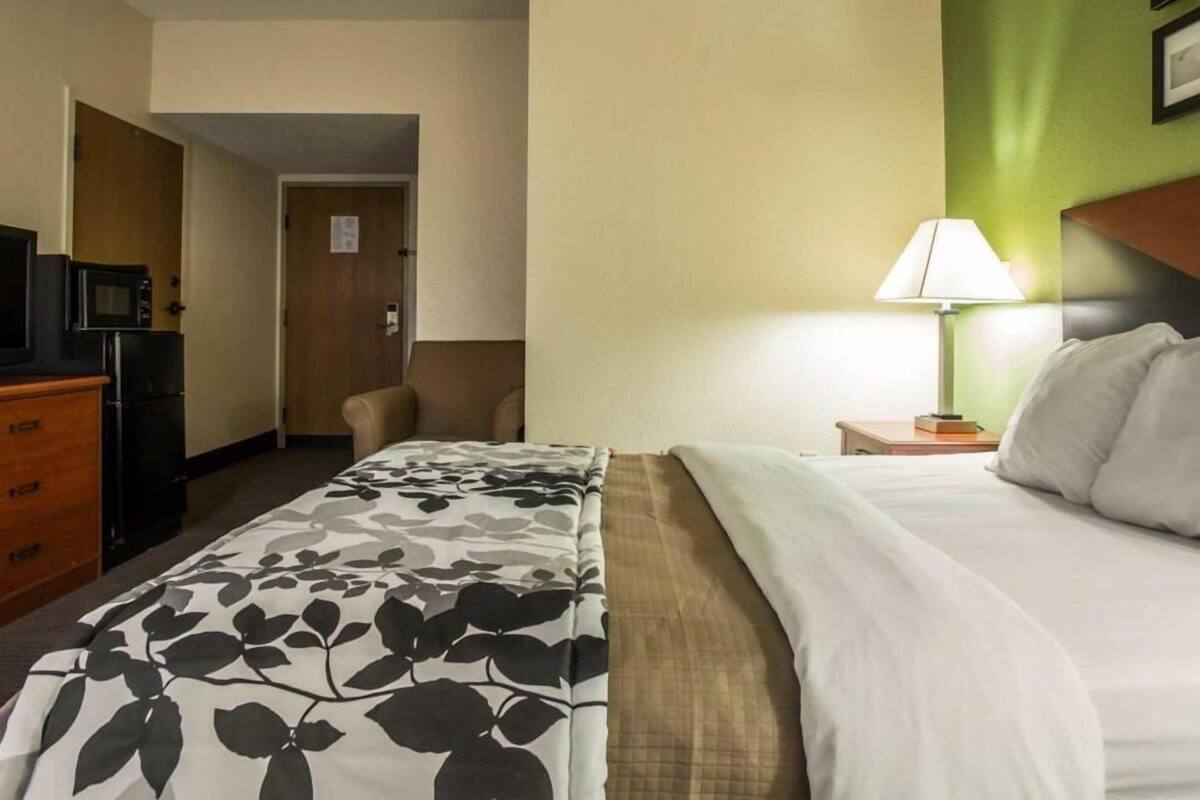 办公桌、笔记本电脑工作区、遮光窗帘、熨斗/熨衣板