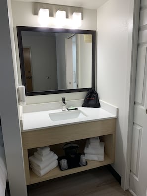 Dusche, kostenlose Toilettenartikel, Haartrockner, Handtücher