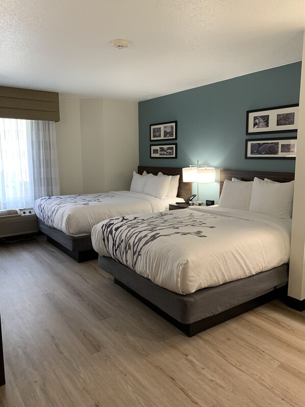 房內夾萬、書桌、手提電腦工作空間、遮光窗簾/窗簾