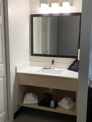 Shower, free toiletries, hair dryer, towels - Sleep Inn Staunton (Staunton)