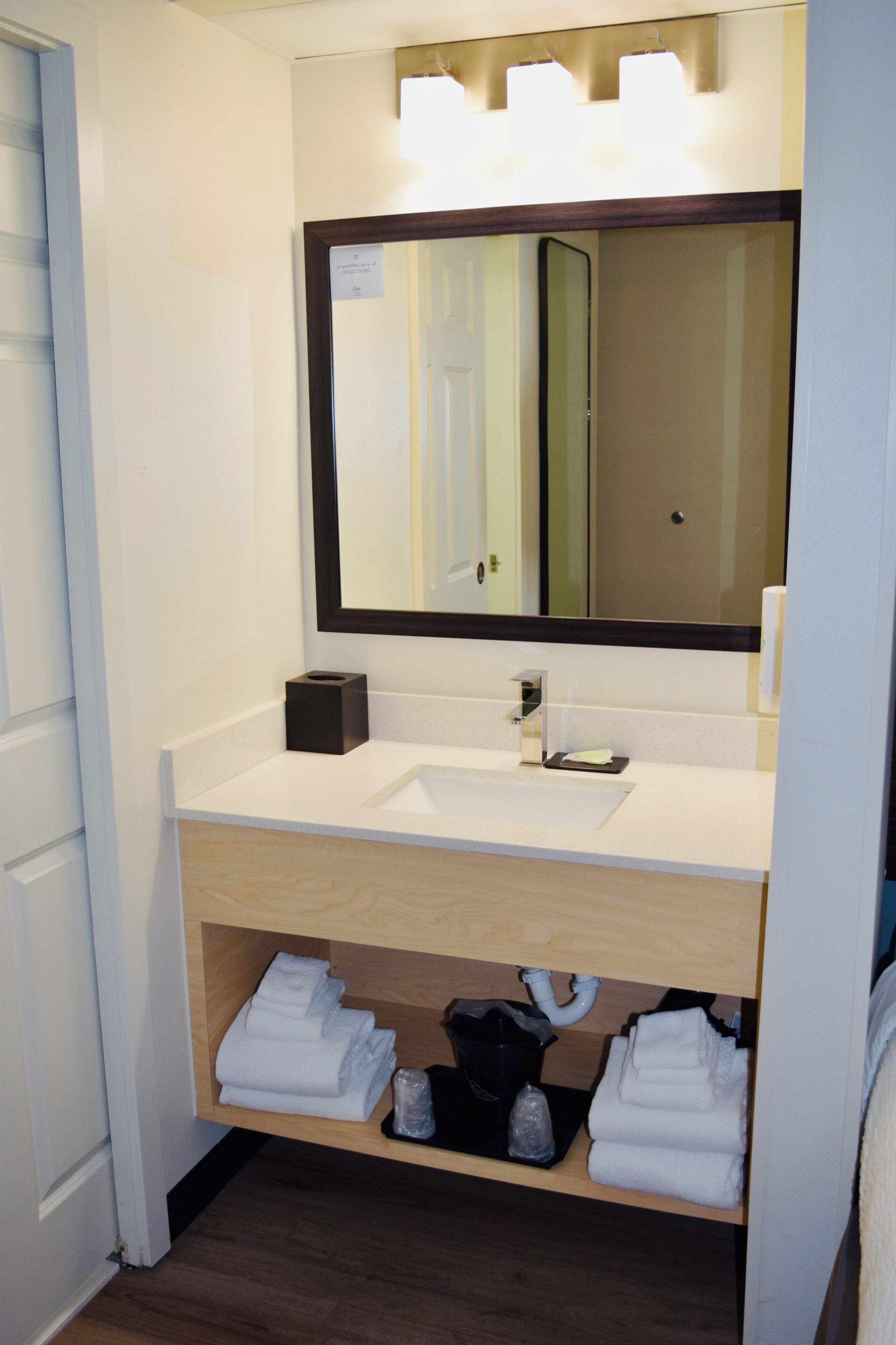 Ducha, artículos de tocador gratuitos, secador de pelo, toallas