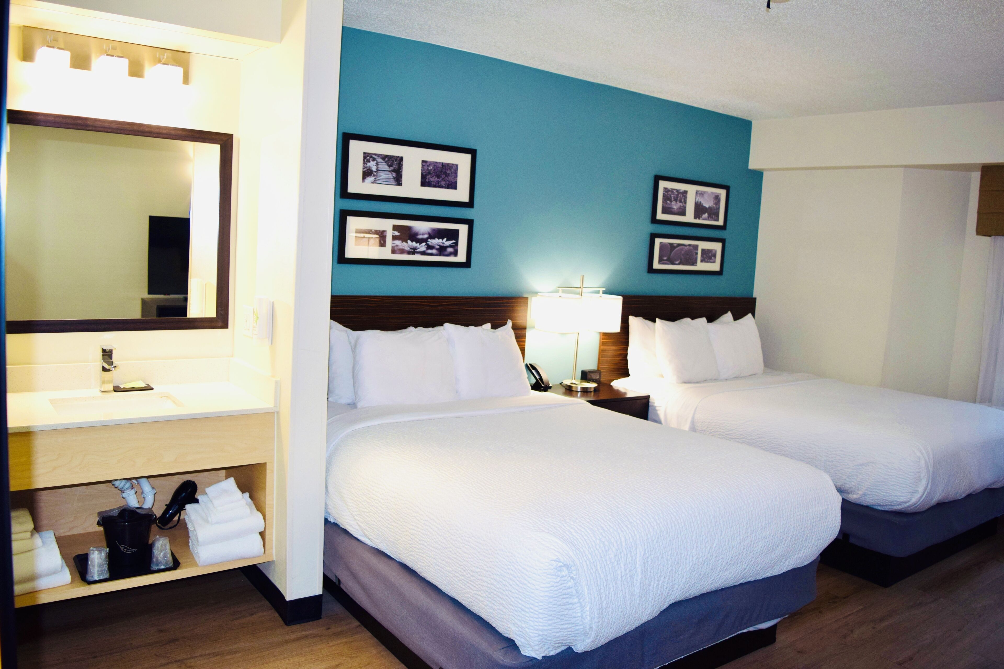 Habitación, 2 camas Queen size, para no fumadores | Caja de seguridad en la habitación y escritorio 