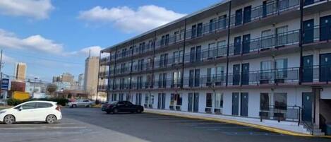 Vista frontal de la propiedad