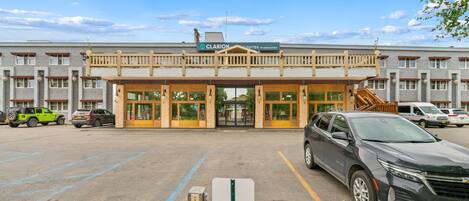 A hotel entrance with a sign reading "Clarion Suites by Choice Hotels".