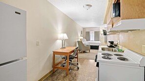 Habitación, 2 camas de matrimonio, no fumadores (Efficiency) | Ropa de cama de alta calidad y edredones de plumas