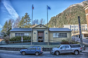 Un edificio con un cartel que dice "Jinle Douglas City Museum".