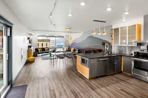 Premium bedding, individually decorated, individually furnished, desk - The Silverbow Inn (Juneau)