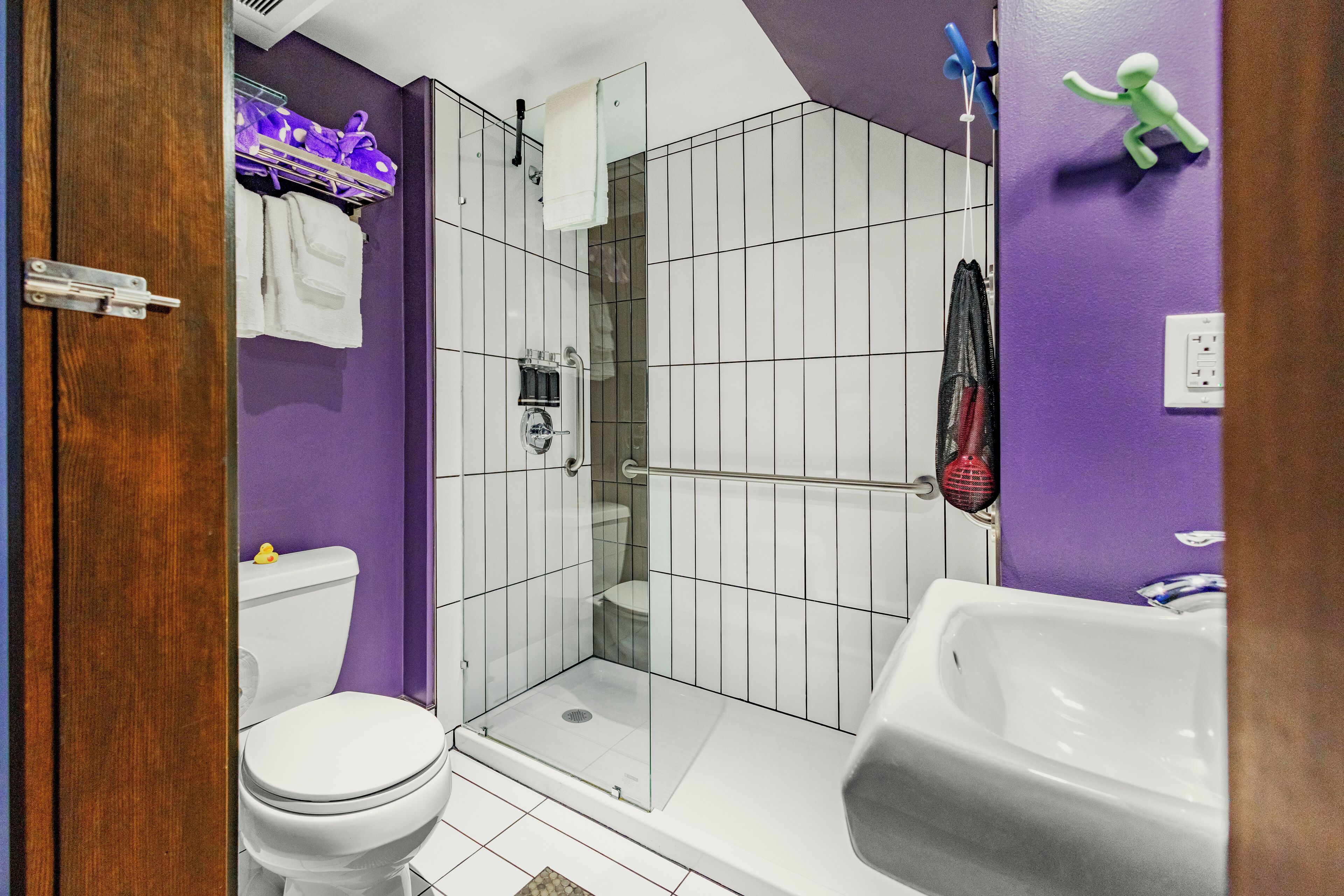 Une salle de bain avec douche, toilettes et lavabo.