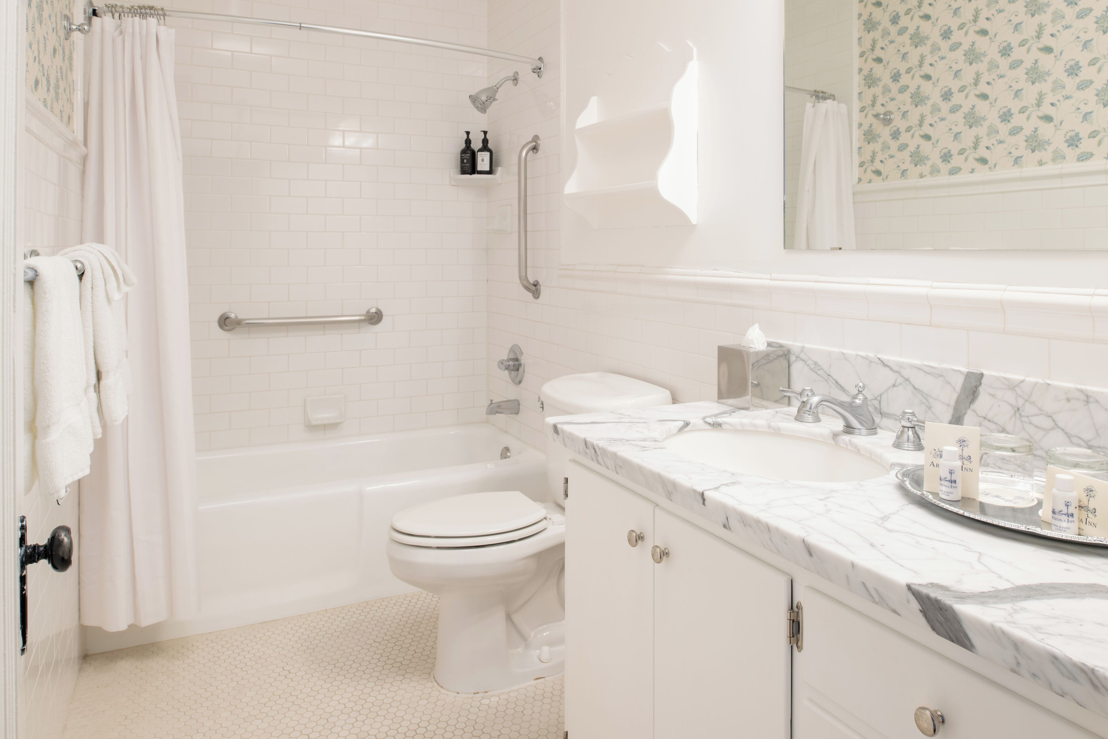 Une salle de bain moderne équipée d’une baignoire, de toilettes et d’un lavabo.