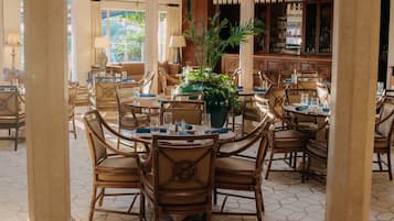 Piano bar con vistas al jardín (abre todos los días)