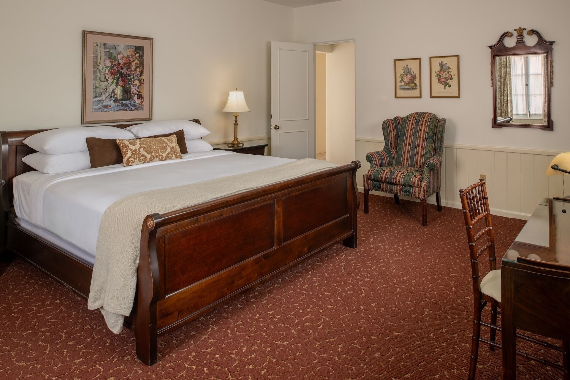 Rom – deluxe, 1 kingsize-seng med sovesofa, hageutsikt | Dundyner, senger med overmadrass, safe på rommet og individuelt dekorert