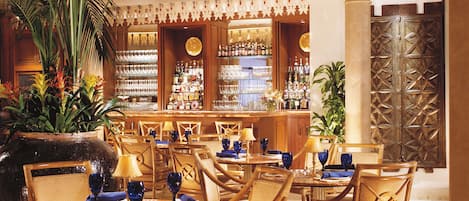 Piano bar con vistas al jardín (abre todos los días)