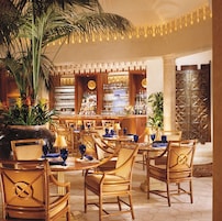 Piano bar con vistas al jardín (abre todos los días)