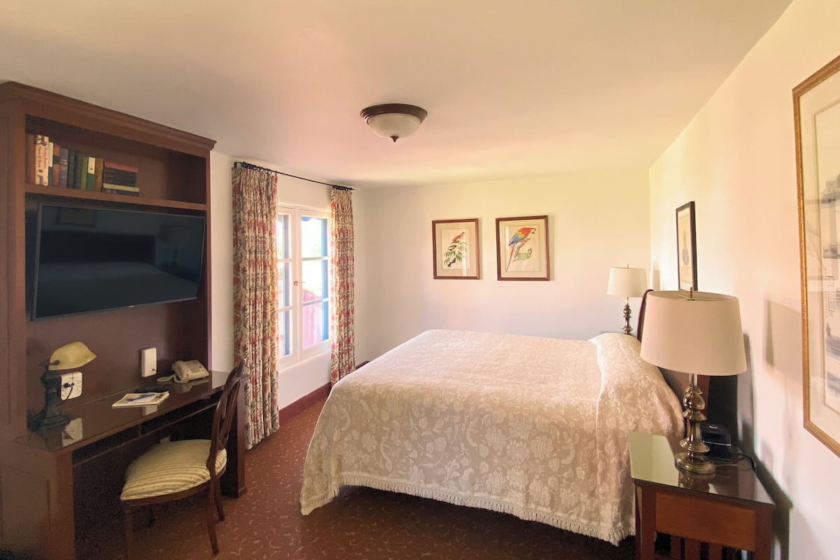 Standard King Room (Accessible by stairs only) | 1 bedroom, down comforters, pillowtop beds, in-room safe