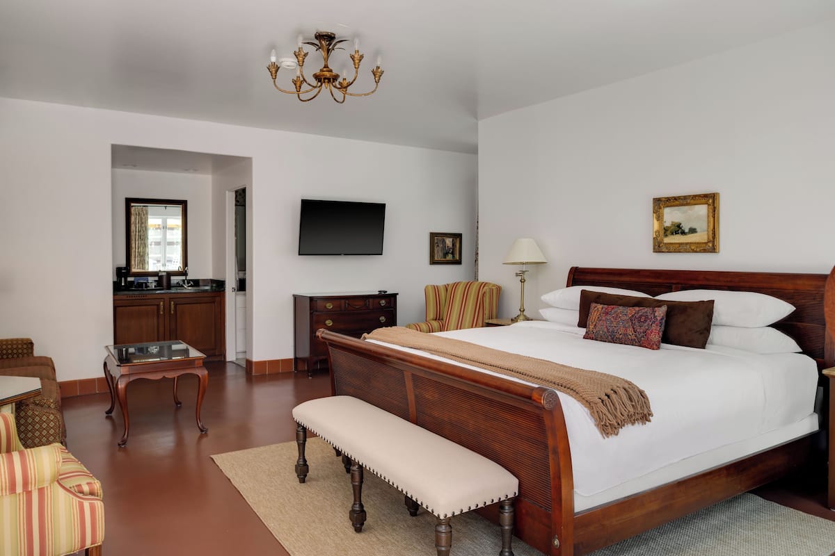Deluxe Room, 1 King Bed with Sofa bed